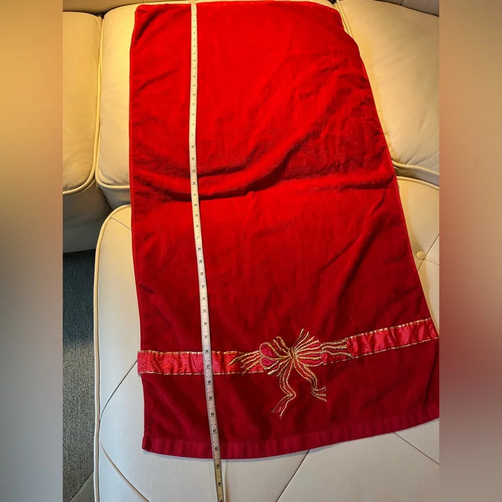 Briggs New York Vintage Vibrant Red and Gold Towels